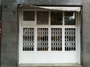 Puerta con ballesta blanca local