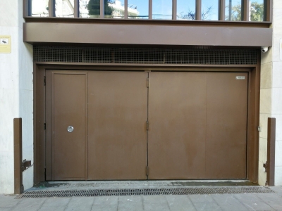 Puerta Librillo marrón con puerta peatonal