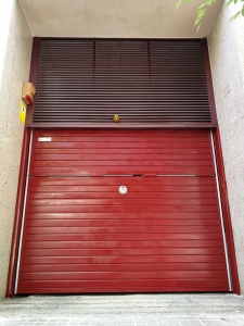 Porta Basculant amb fixe superior de lama veneciana