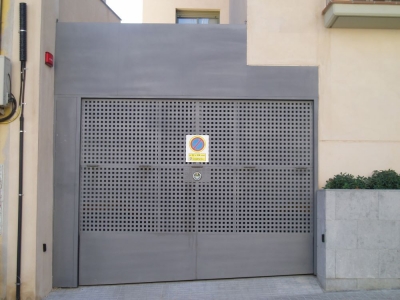 Porta Basculant terra amb pendent