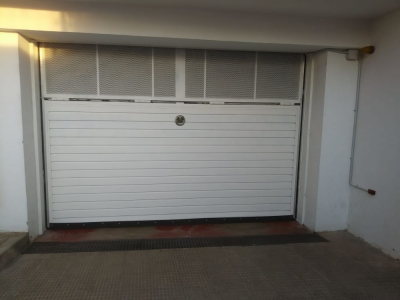 Puerta Basculante blanca comunidad