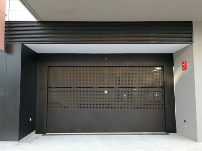 Puerta Basculante obra nueva comunidad de vecinos