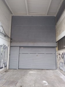 Puerta Basculante con puerta peatonal y fijo superior grande