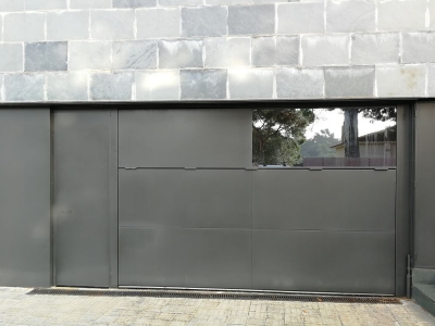 Porta Basculant amb vidre part superior