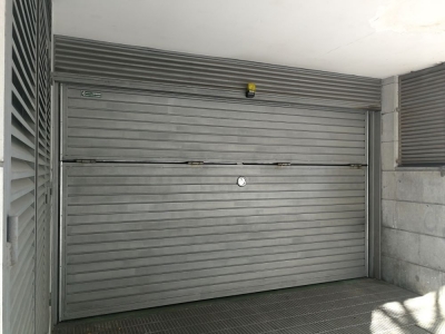 Puerta Basculante con chapa pc-4 para comunidad de vecinos
