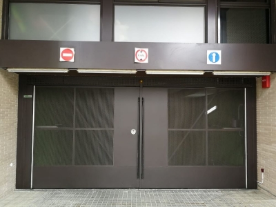 Porta cancel·la doble per a garatge de oficines