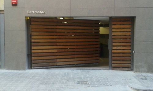 Porta batent folrada de fusta