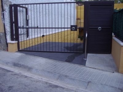 Porta cancel·la amb barrots