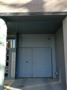 Porta cancel·la amb portella i fixe superior