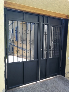 Porta cancel·la per a garatge particular amb acabats de forja