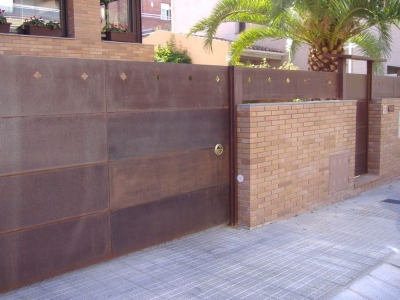Porta cancel·la amb chapa corten
