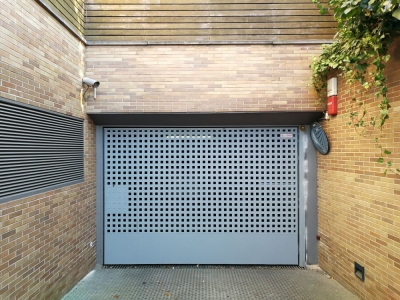 Porta cancel·la amb chapa cega i chapa forat quadrat de 40