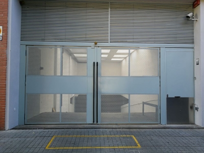 Porta cancel·la doble amb porta peatonal a l'esquerra