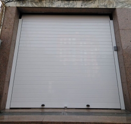 Puerta enrollable blanca alta