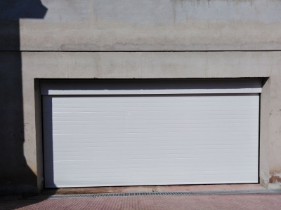Porta seccional exterior blanca