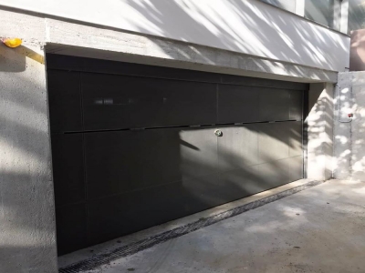 Puerta Basculante con agujero redondo comunidad de vecinos