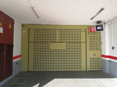 Porta Basculant amb porta peatonal per pàrquing públic