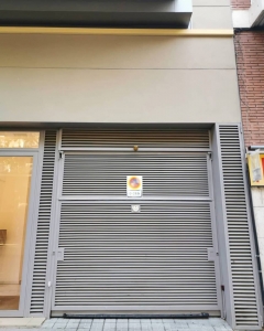 Porta Basculant amb chapa veneciana