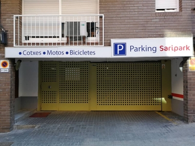 Porta Batent amb portella per a pàrquing públic