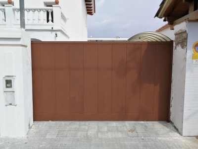 Porta Corredera amb chapa corten particular
