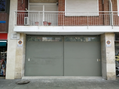 Porta Corredera amb vidres translúcids per Magatzem