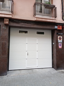 Porta Seccional amb portella particular
