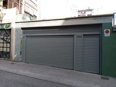 Porta cancel·la amb porta peatonal i fixes